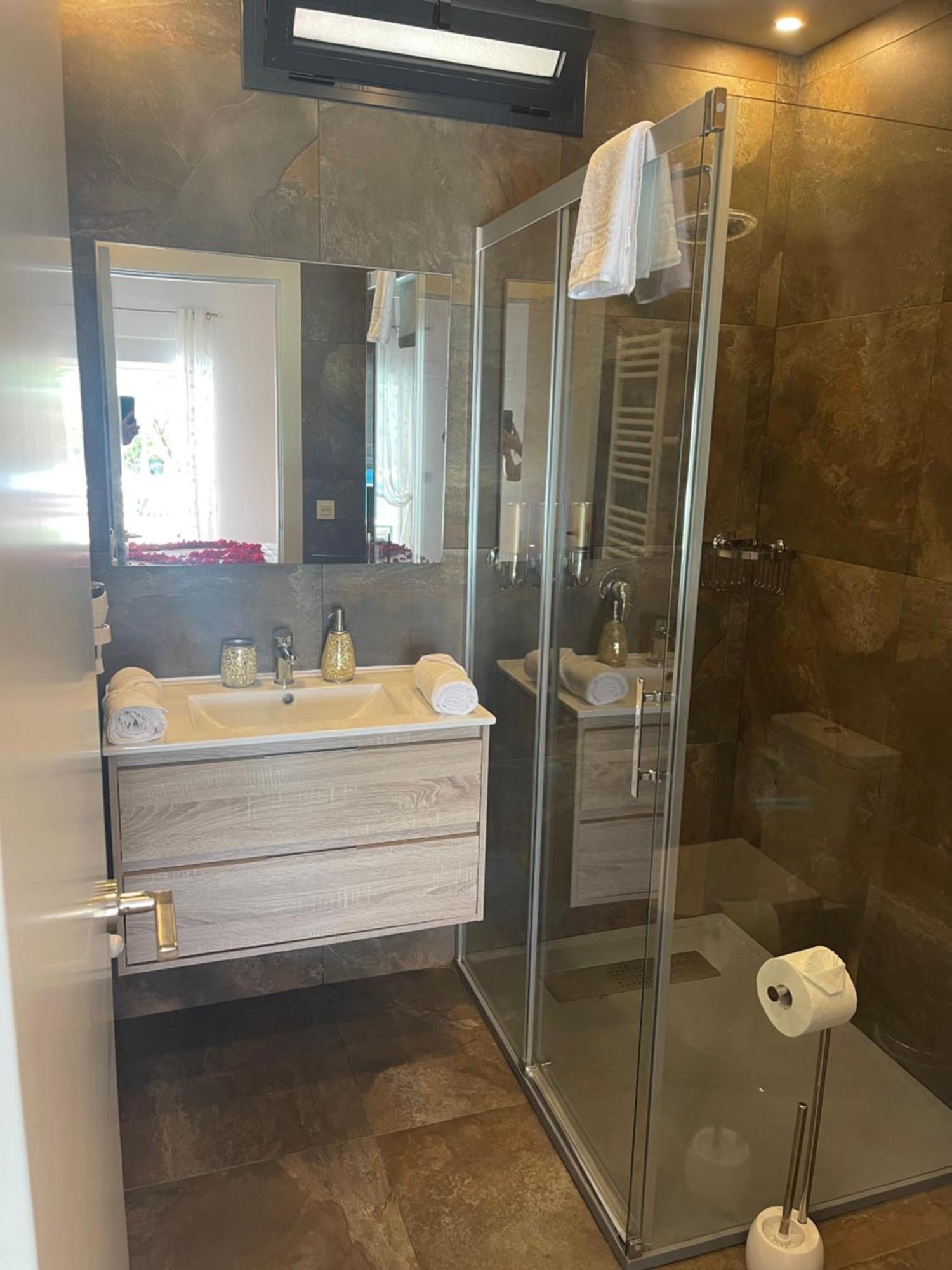Suite Privada Frente A La Piscina Para 2 Personas Con Sofa Cama Para 2 Mas 4P No Es Casa Completa San Vicente Raspeig Dış mekan fotoğraf